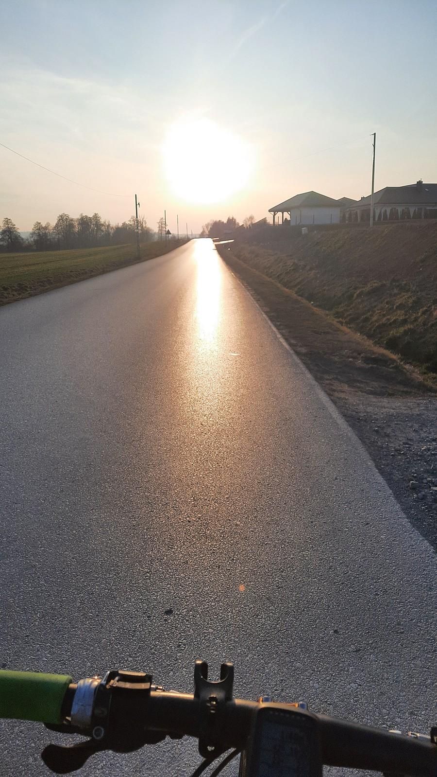 W stronę słońca.
