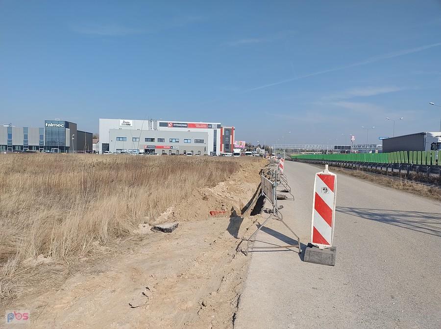 Wzdłuż technicznej przy S8 coś dłubią