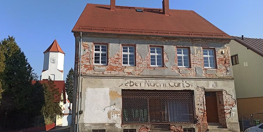 Poniemiecki budynek przy rynku w Chobieni
