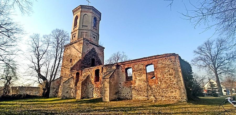 Ruiny kościoła św. Michała Archanioła w Górzynie