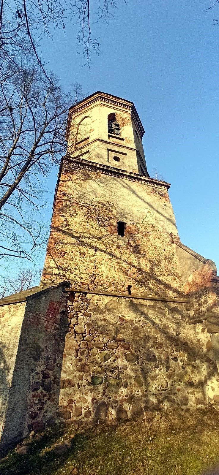 Wieża gotyckiego kościoła w Górzynie