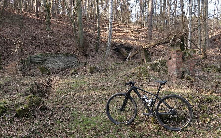 Ruiny kopalni węgla brunatnego i brykieciarni w Zatomiu