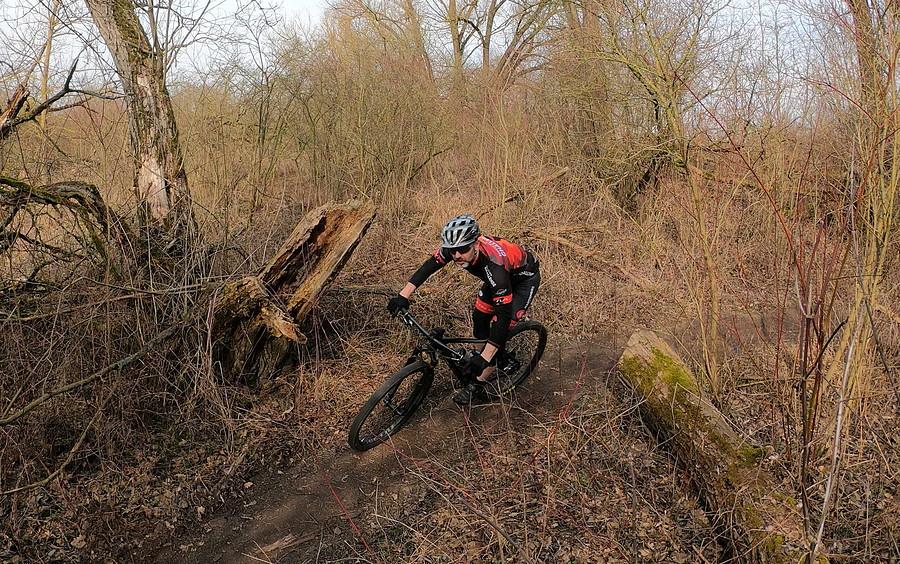 JPbike w swoim żywiole (między drzewami)