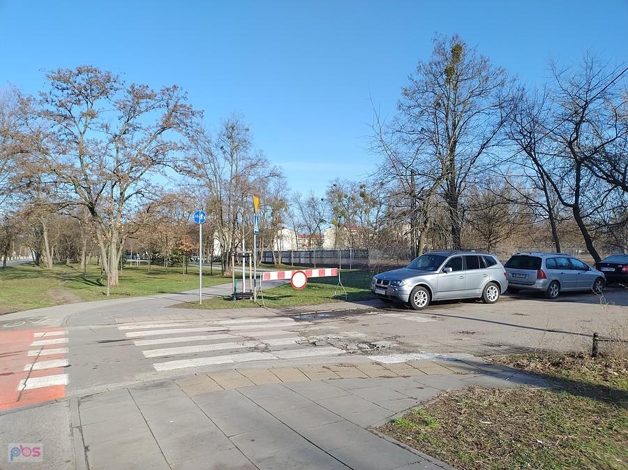 Wzdłuż Radiowej stoją przy każdym skrzyżowaniu szlabany z zakazem ruchu. Pewnie będą biegi, wtedy zagrodzą