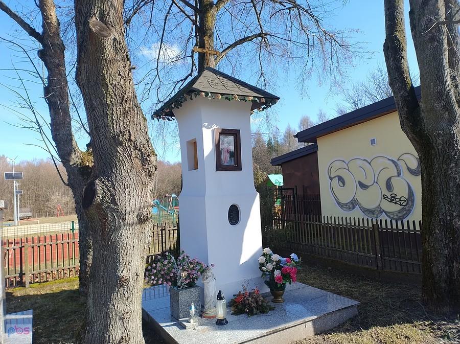 Obok kapliczka