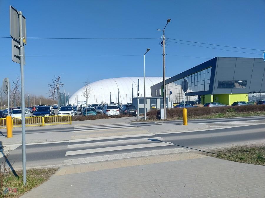 W hali w Kaputach dziś coś jest, bo parkingi pełne
