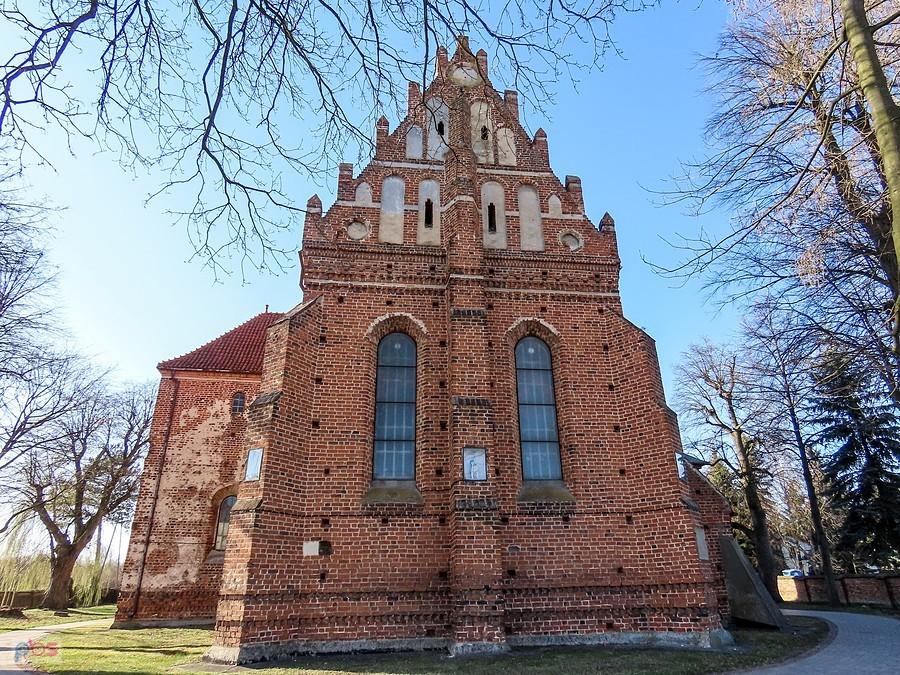 Wschodnia elewacja ozdobiona jest blendowanym szczytem ze sterczynami