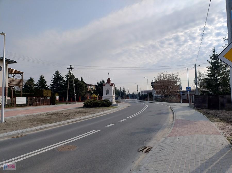 Po remoncie na Trakcie Królewskim kapliczka jest teraz z boku, przedtem stała na środku skrzyżowania