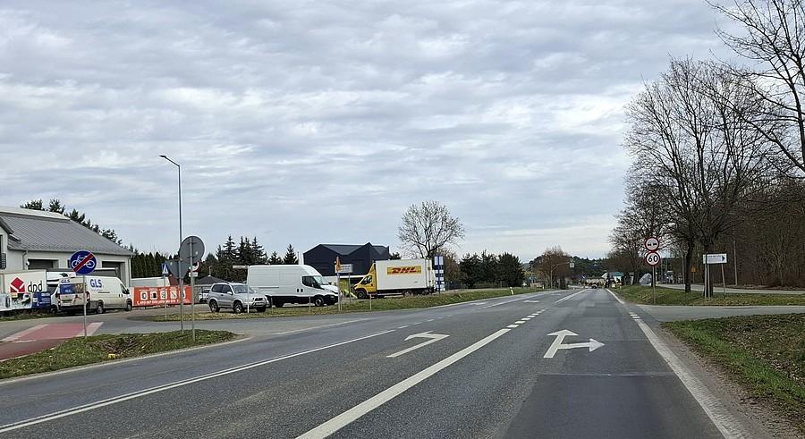 Po lewej śmieszka, która się kończy, a rowerzysta musi kombinować