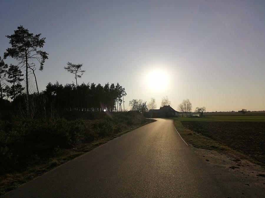 Wieczorową porą, przed zachodem słońca.