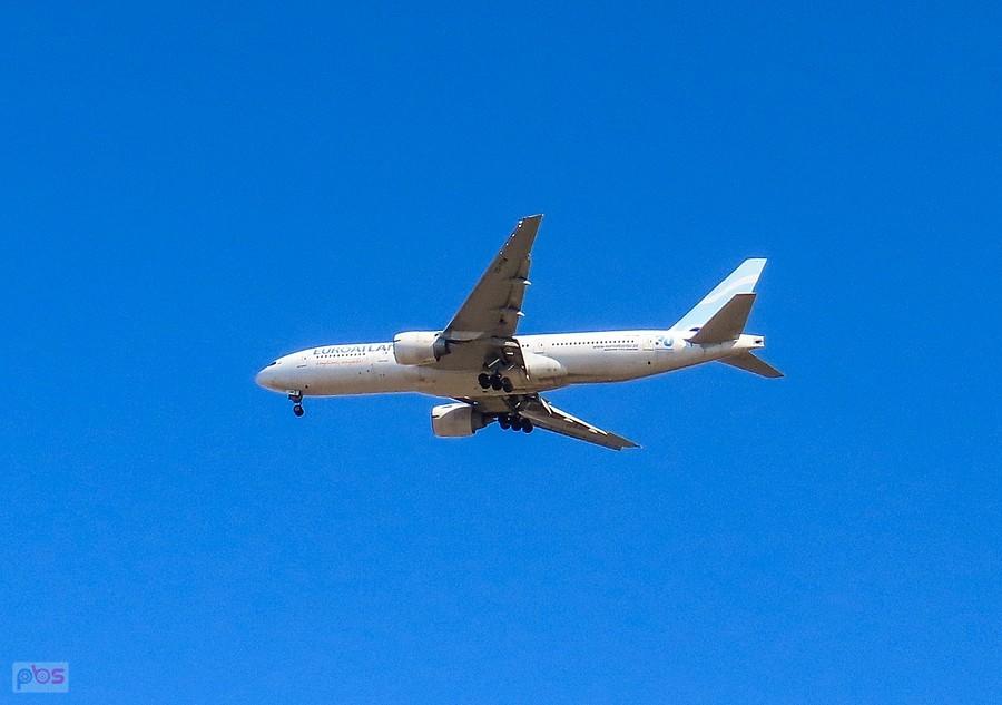 Kolos 777 wyciąga dwa sześciokołowe wózki