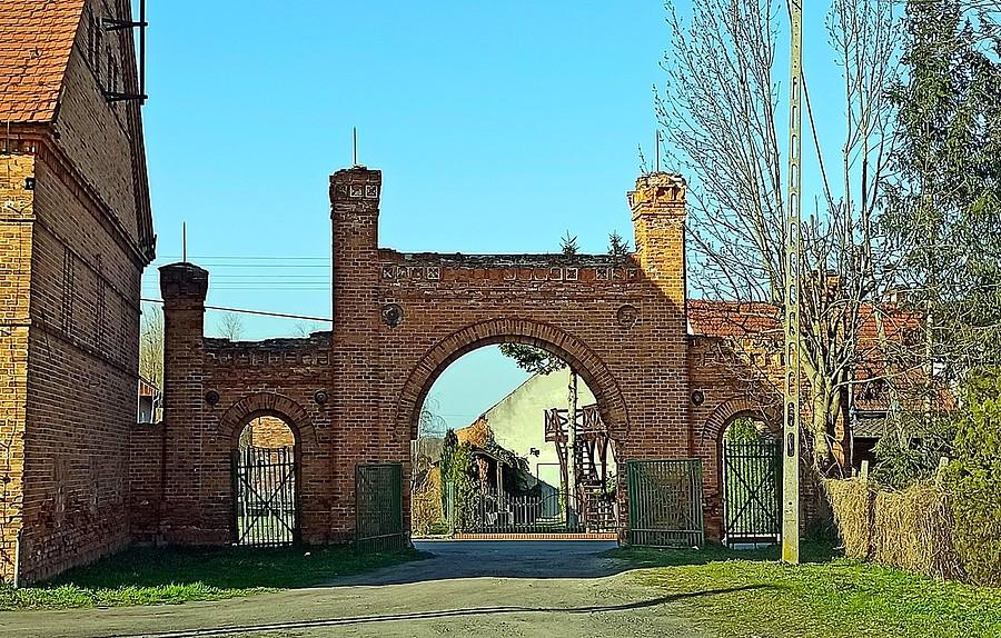 Brama do folwarku w Ręszowie