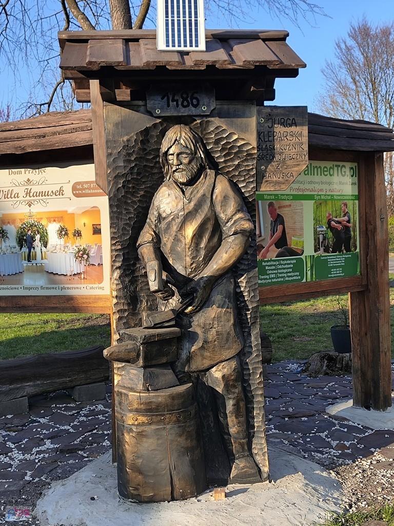 Rzeźba kowala przy kuźni