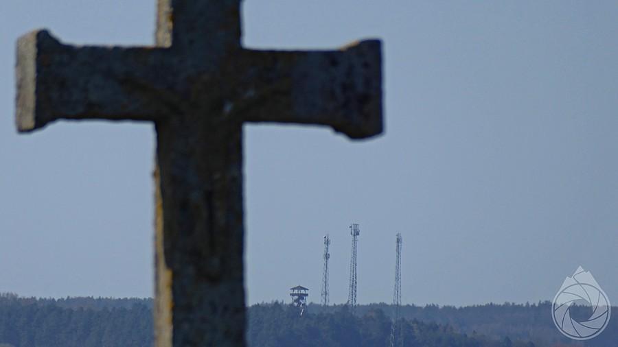 w oddali Horyniec z jakiegoś wzniesienia między polami