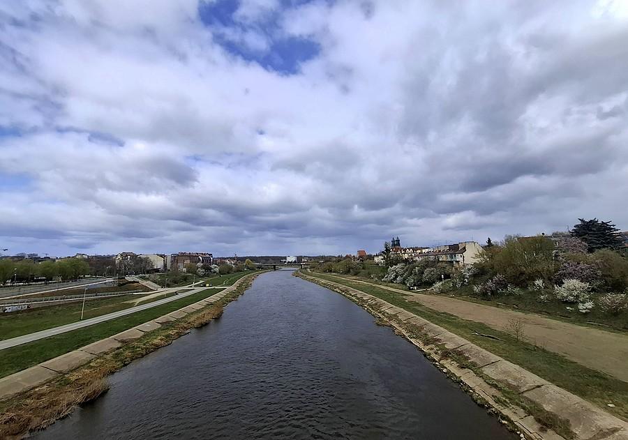 Warta pod chmurami