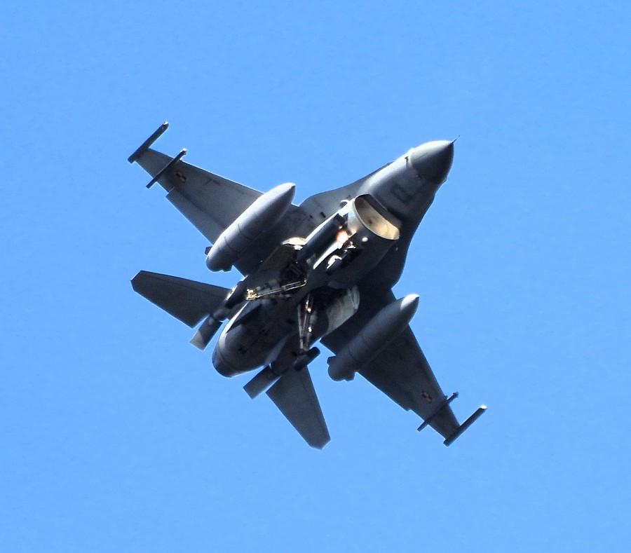Zawracającą F16-tka