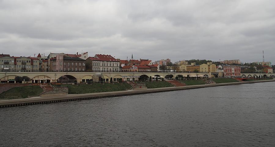 Bulwar Nadwarciański i fragment ponad dwukilometrowej estakady kolejowej w Gorzowie Wielkopolskim