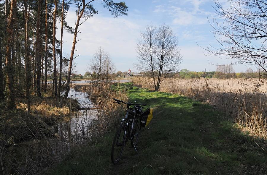 Groblą między rzeką Łęczą a Stawami Ośniańskimi