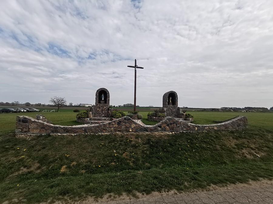 Podwójna kapliczka, Matka Boska i Św. Józef z Dzieciątkiem