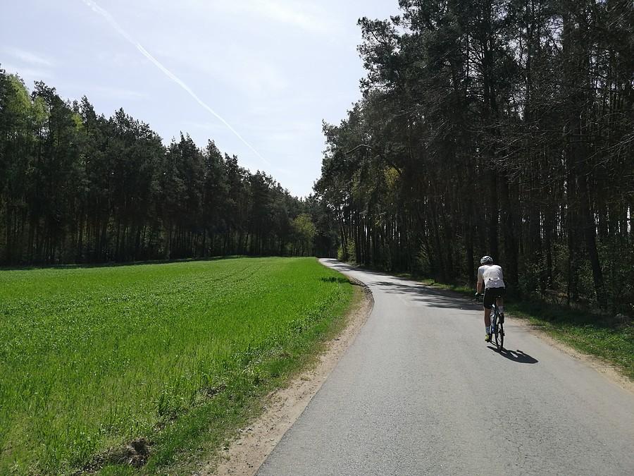 Rowerzysta na wiejskiej drodze