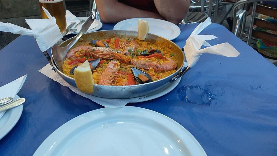 Paella z owocami morza- kraby, małże, ostrygi i krewetki.