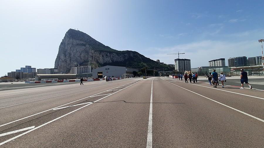 Przez pas startowy na Gibraltarze.