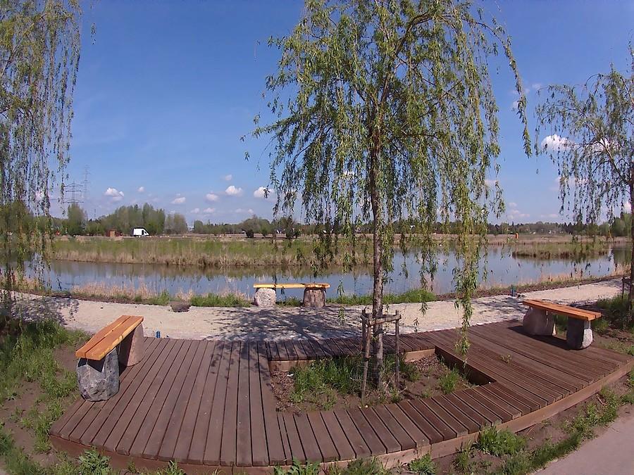 Mała architektura nad stawem w Michałowicach