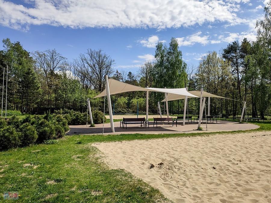 Przy boiskach do siatkówki plażowej w Powsinie