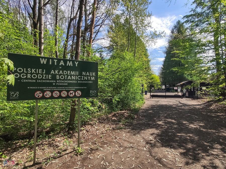 Wejście do Ogrodu Botanicznego z Lasu Kabackiego