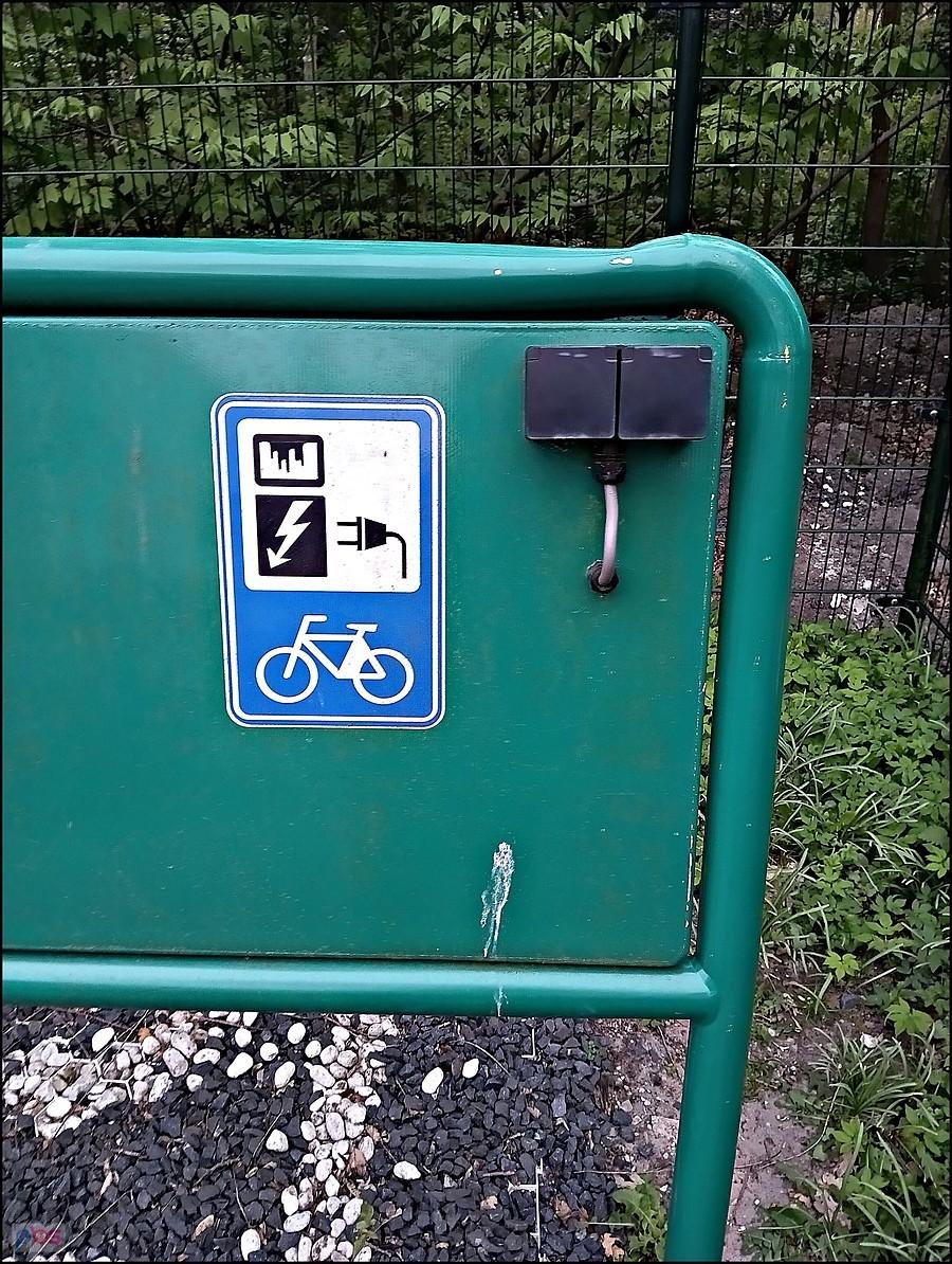 Ładowarka przy stojaku rowerowym