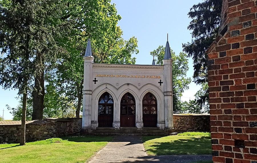 Mauzoleum przy kościele w Siedlnicy
