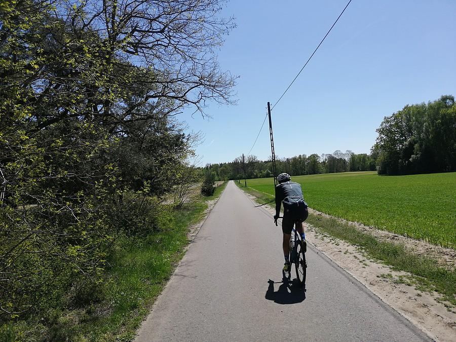 Rowerzysta na wiejskiej drodze
