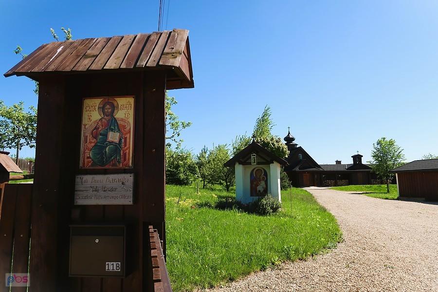 Wejście na teren Klasztoru Małych Braci Baranka