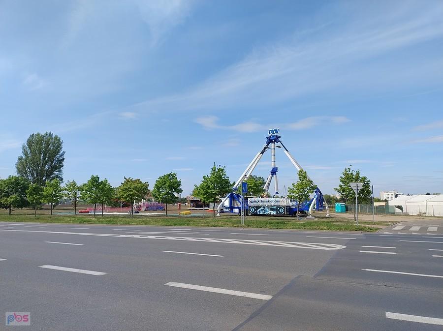 Rozstawiają wesołe miasteczko
