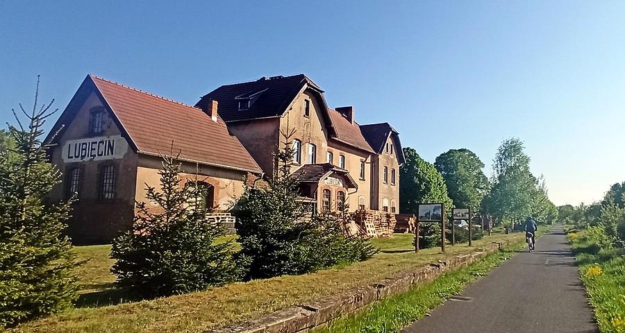 Stacja kolejowa w Lubięcinie przy nieczynnej już linii kolejowej