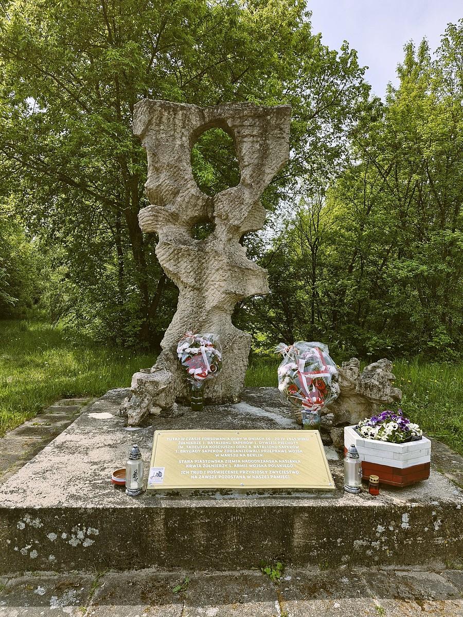 Pomnik upamiętniający miejsce forsowania Odry pod koniec II wojny światowej w 1945 roku przez Wojsko Polskie w Siekierkach