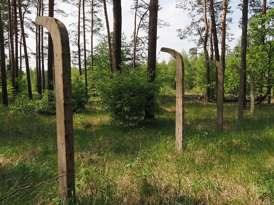 Betonowe ogrodzenie niemieckiego obozu pracy Grundheide