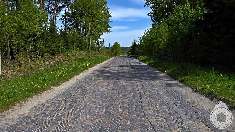 mozaika kostki brukowej na drodze do Łazowej