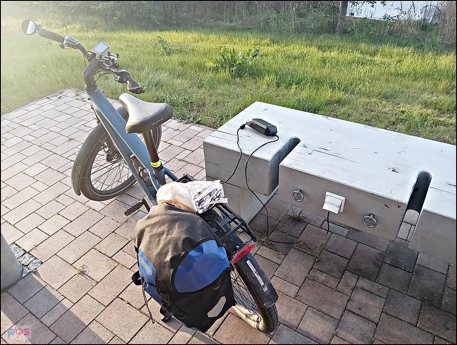 Ładowarka przy toalecie publicznej