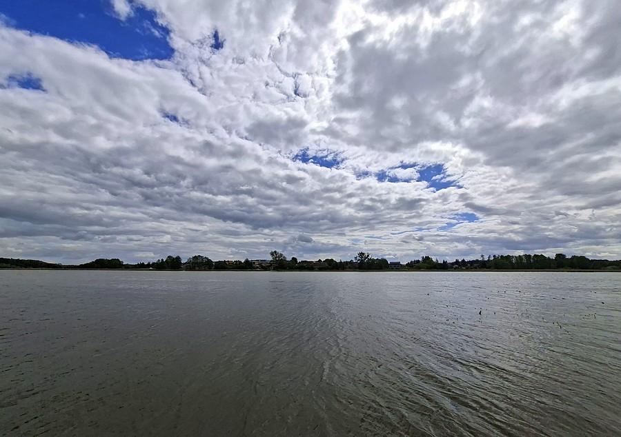 Jezioro Tomickie pod chmurami