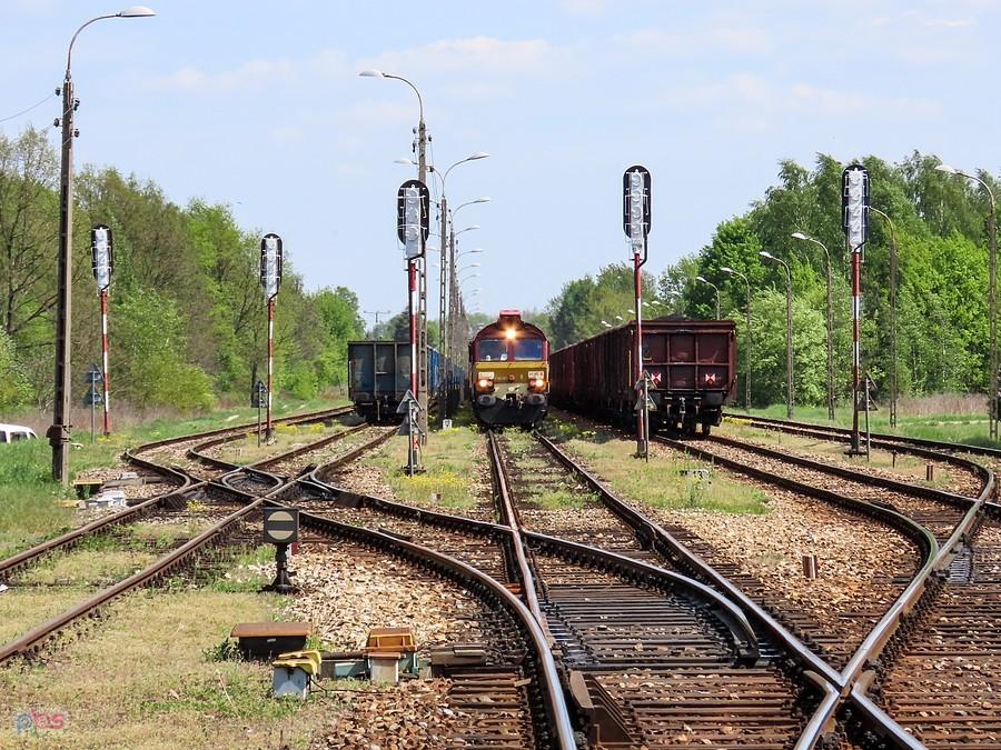 Bocznica towarowa w Jeziornie - jeden z składów jest w gotowości