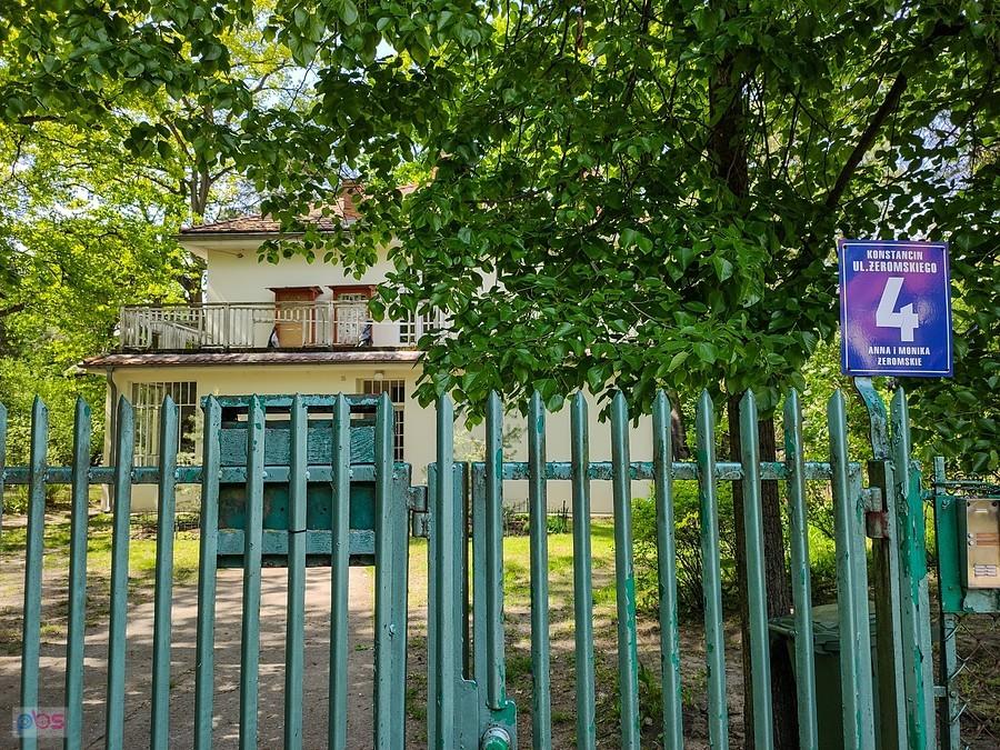 W domu Żeromskiego jak widać na tablicy mieszkają jego spadkobiercy