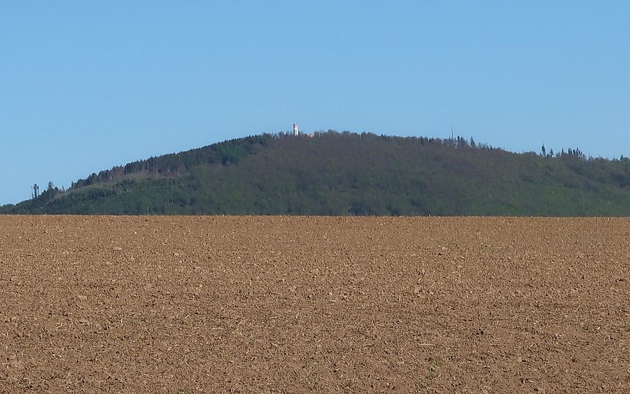 Biskupia Kopa (890m) w polnej perspektywie