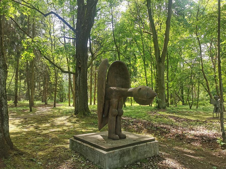 Rzeźba w parku