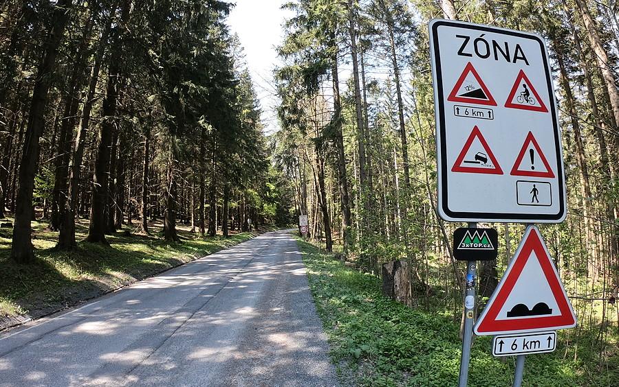 Początek właściwego podjazdu na szczyt. Godne parametry :)