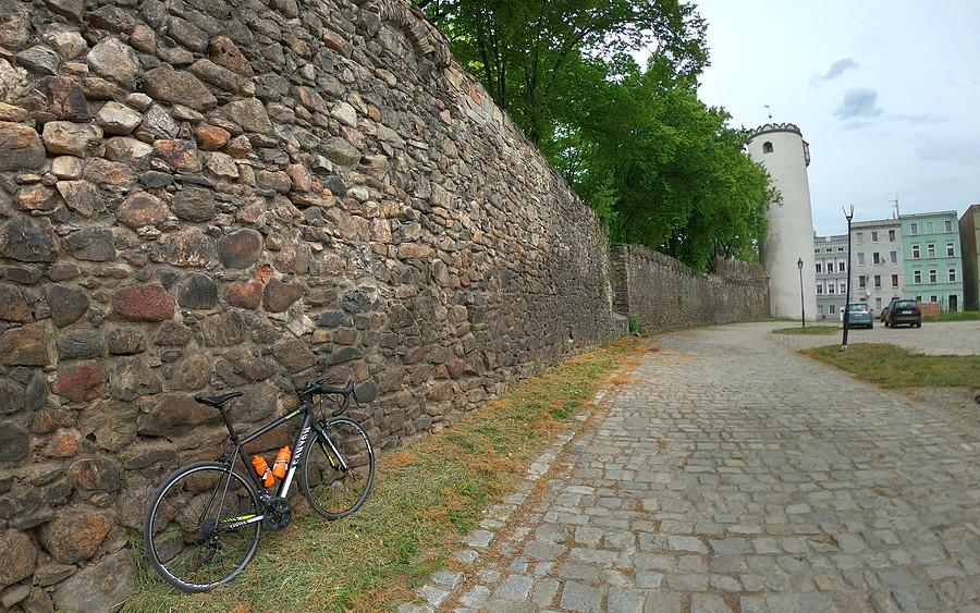 Fragment zabytkowych murów obronnych w Paczkowie