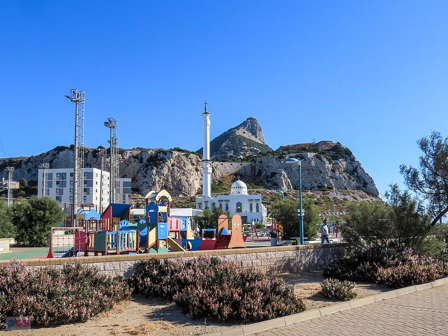 Plac zabaw, boisko piłkarskie i meczet na Europa Point