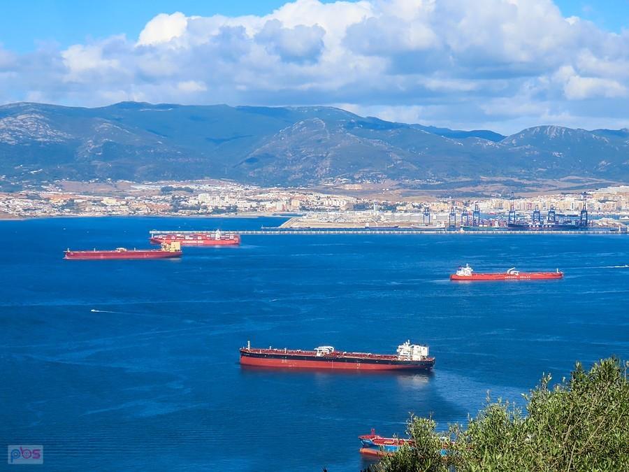 Statki przed portem w Algeciras