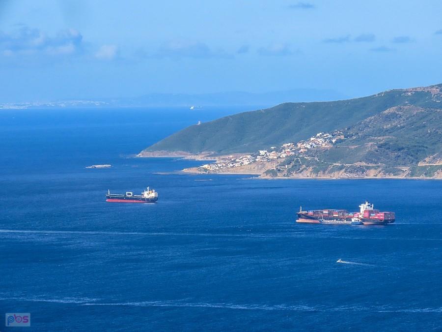 Statki opuszczają Zatokę Gibraltarską, w głębi osada Punta Carnero