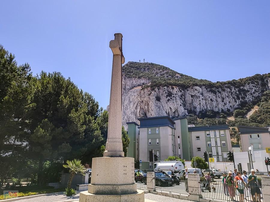Skała Gibraltaru i Cross of Sacrifice